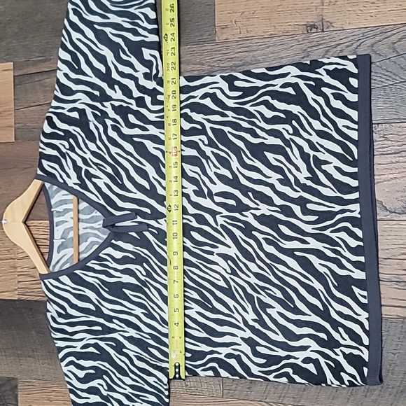 C.D. Womens Animal Print Sweater Gray White Pullover Knit Top - Picture 1 of 7